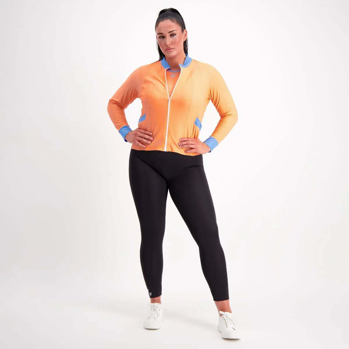 Padded cycling tights black worn by cyclist, front view